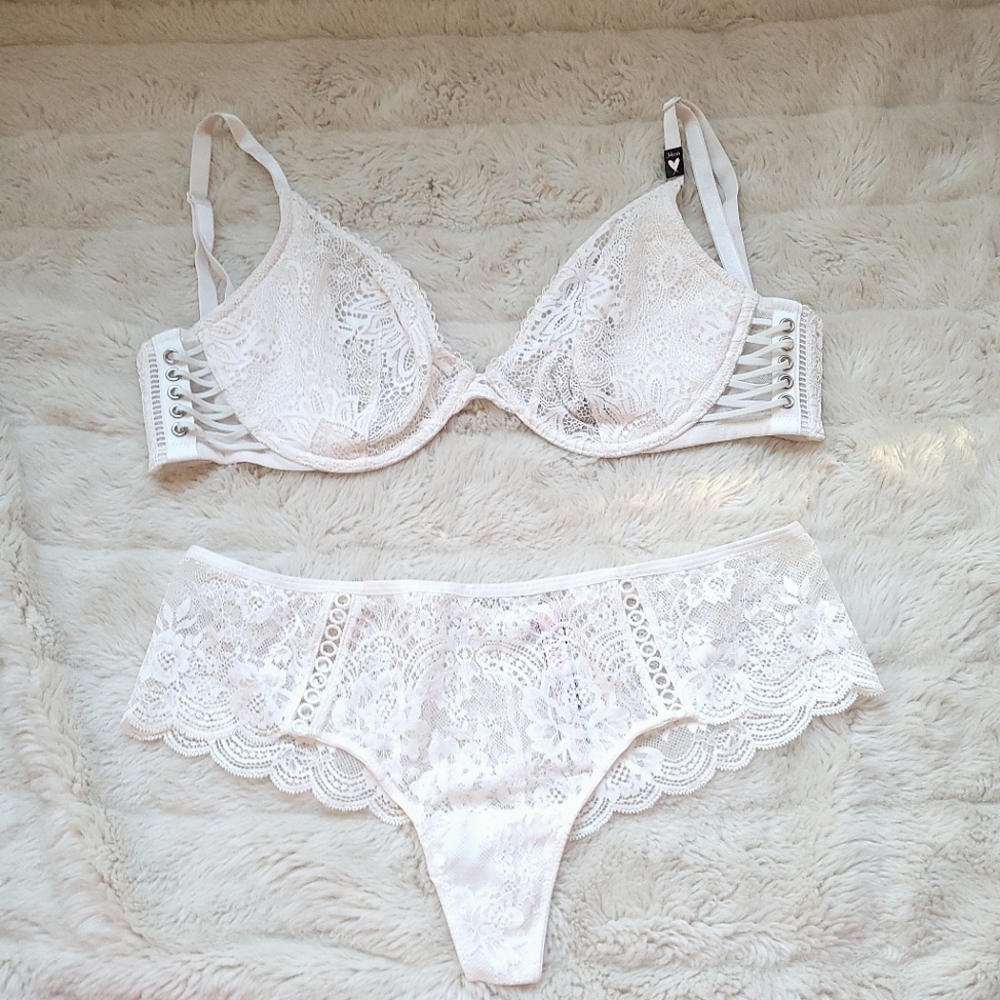 🍒NWT🍒 VS VERY SEXY UNLINED PLUNGE BRA + DA PANTY SET